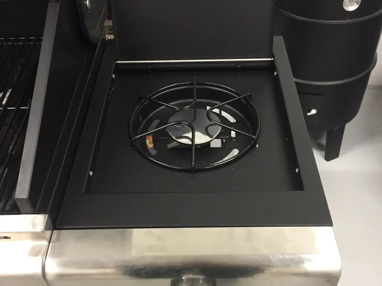 Billede 1 - Grill med tre brændere og sidebrænder.