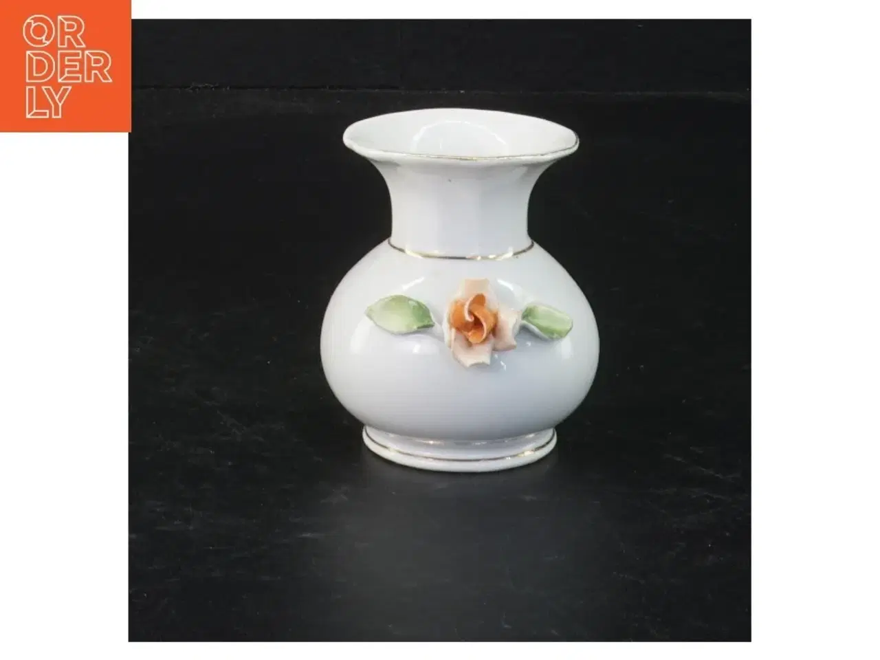 Billede 1 - Porcelænsvase med blomsterdekoration (str. 7 cm)