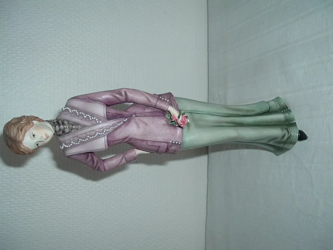 Billede 4 - Figur. Dame med blomsterbuket. Porcelænsfigur