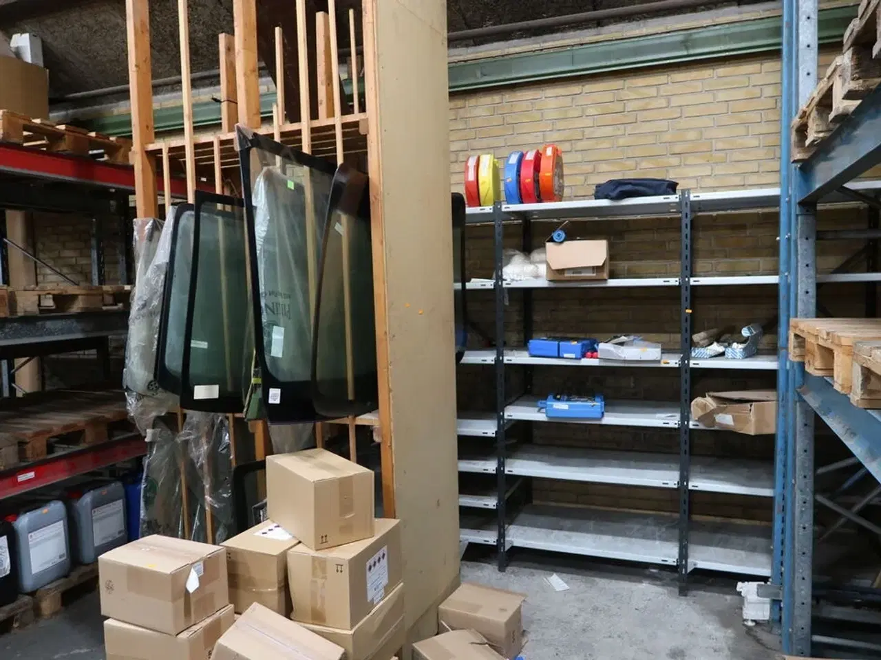 Billede 1 - Glasreol med indhold