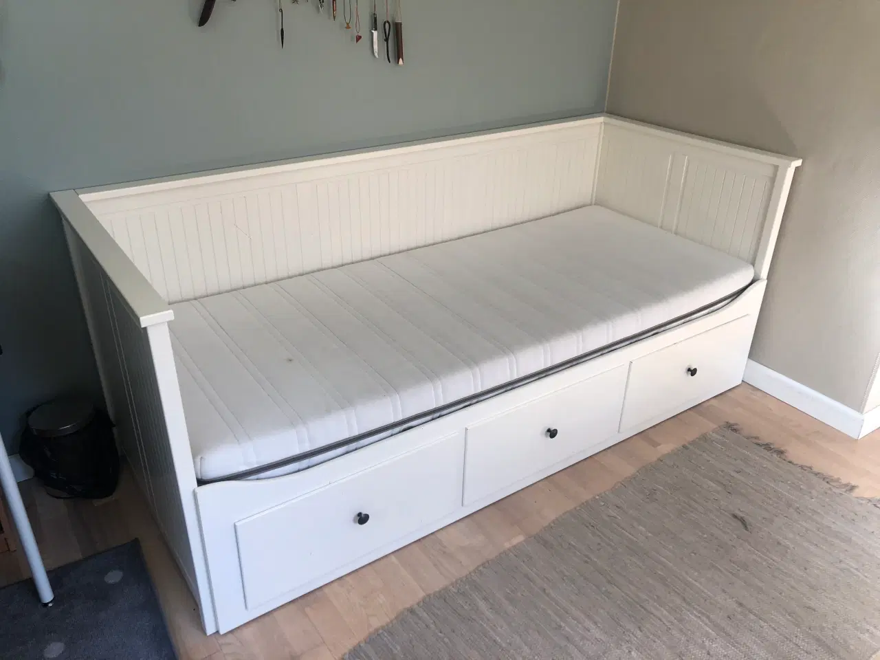 Billede 1 - Hemnes Sovesofa hvid med 3 skuffer/2 madrasser.