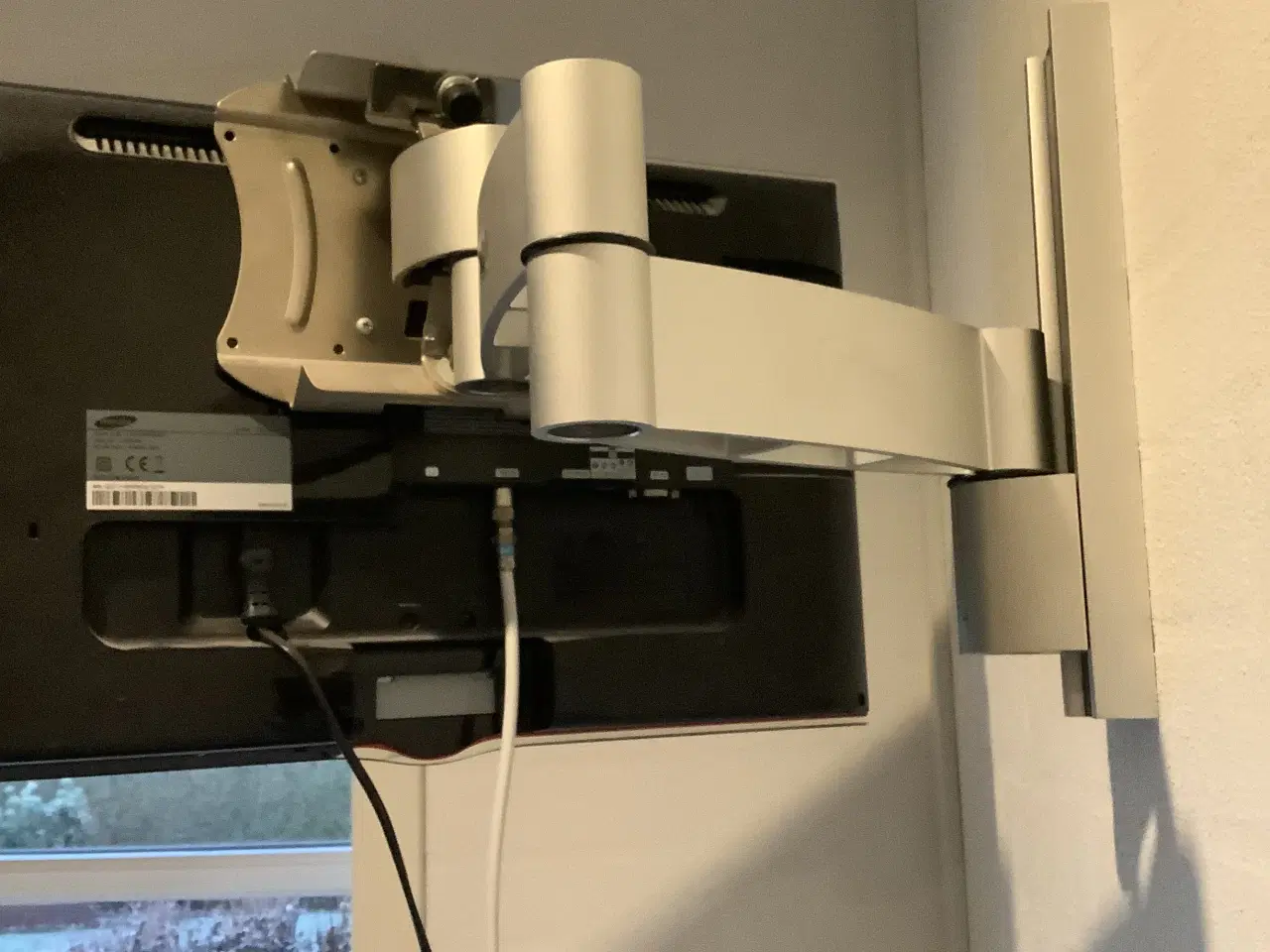 Billede 2 - TV 24 “ fjernsyn med ophængbeslag