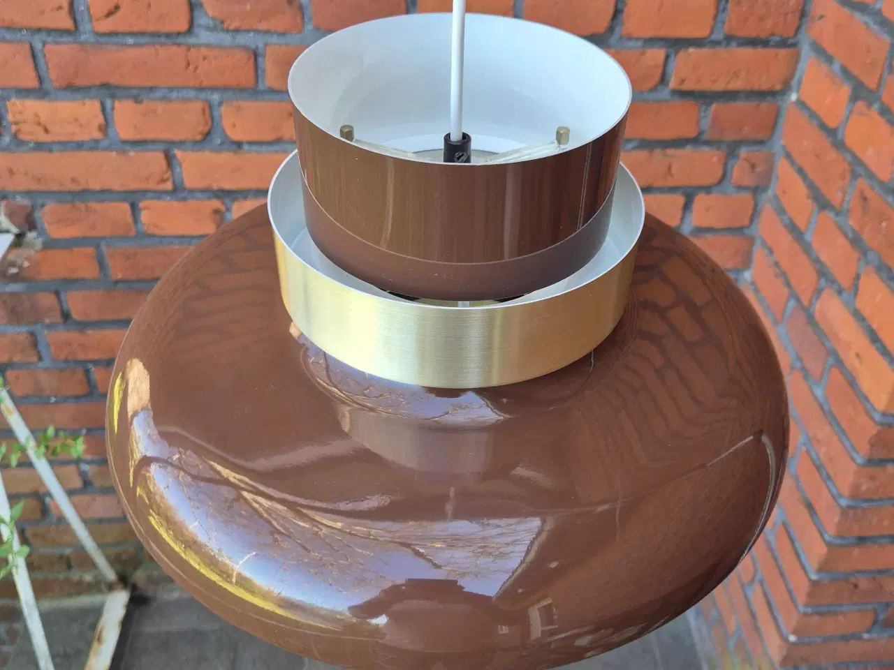 Billede 6 - Chokoladebrun retrolampe med guldfarvet ring
