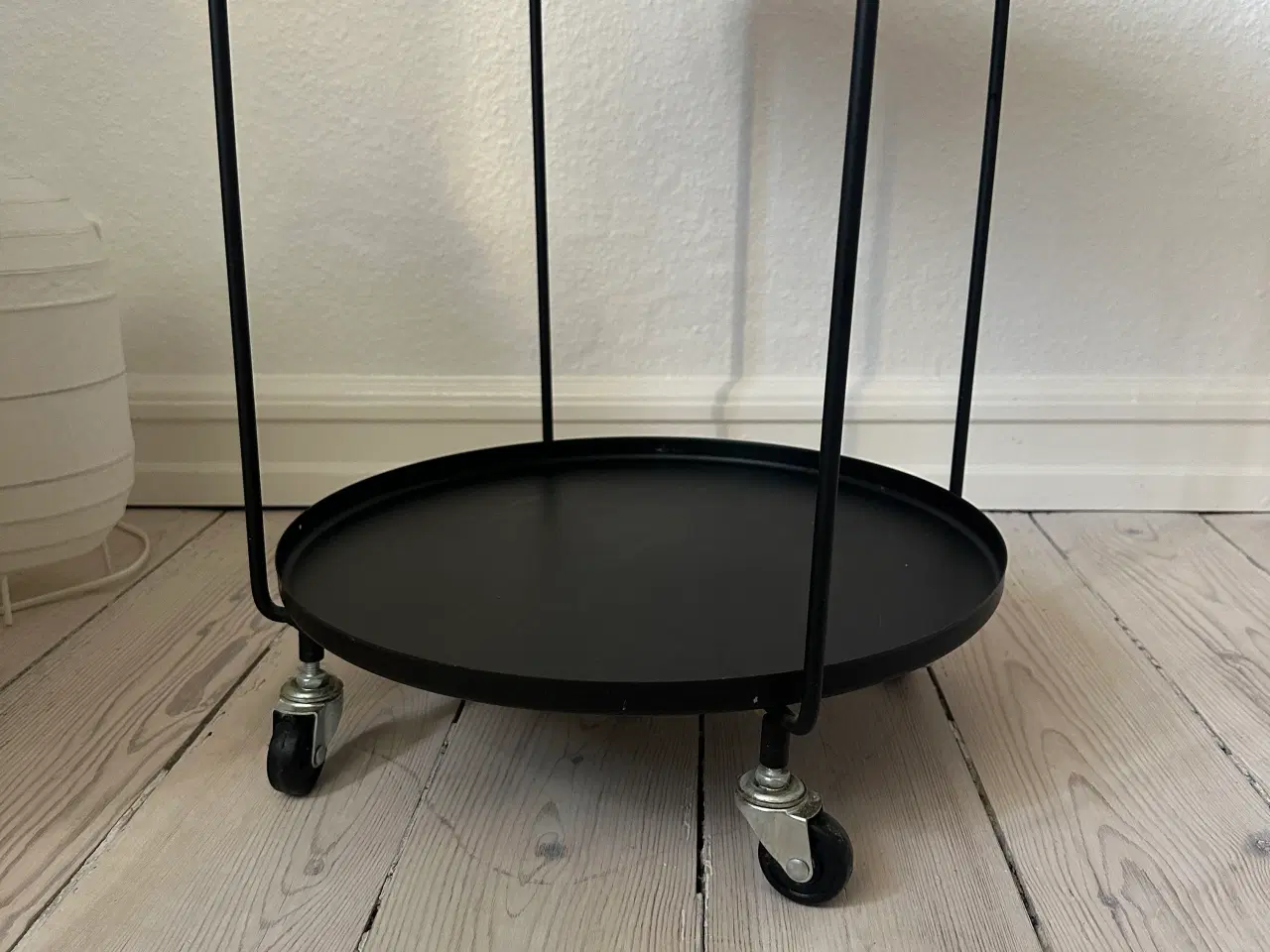 Billede 4 - Lille sort bord med hjul
