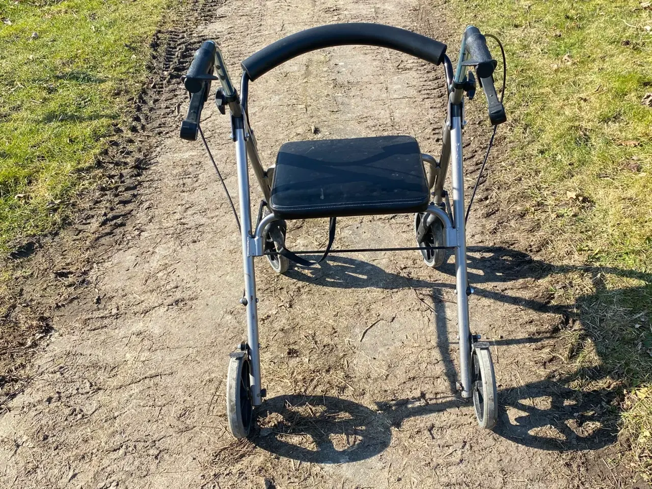 Billede 3 - FIN ROLLATOR MED SÆDE OG HÅNDBREMSE - 3