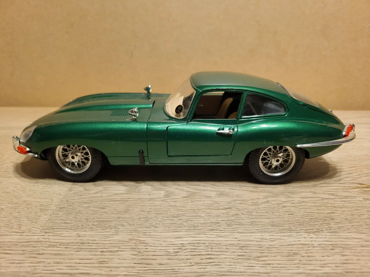 Billede 2 - Modelbil. JAGUAR E-Type (1961). Skala 1/18.