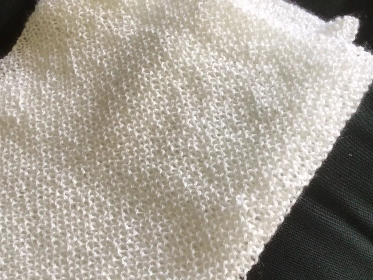 Billede 1 - Baby tæppe.Håndstrikket 