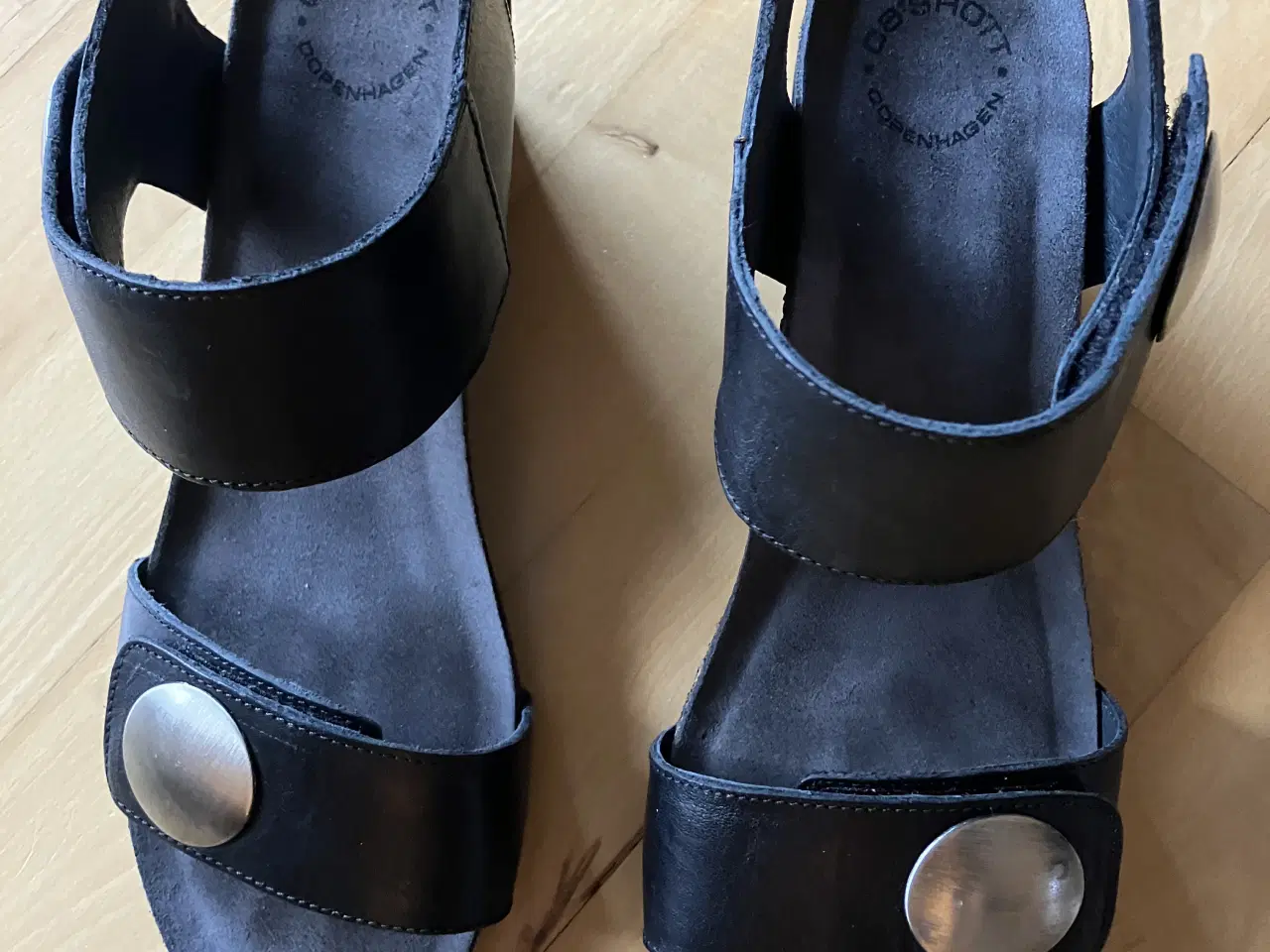 Billede 2 - Cashott Casava Button Sandaler.