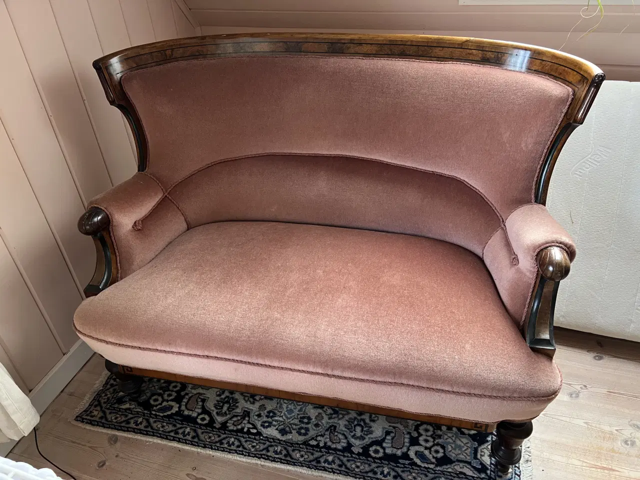 Billede 2 - Charmerende lyserød sofa