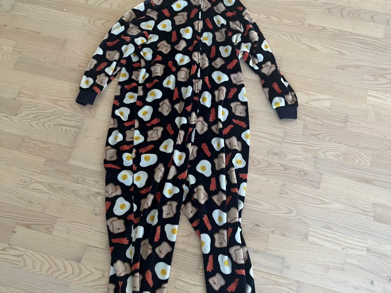 Billede 1 - Fleece heldragt med motiver af bacon og spejæg