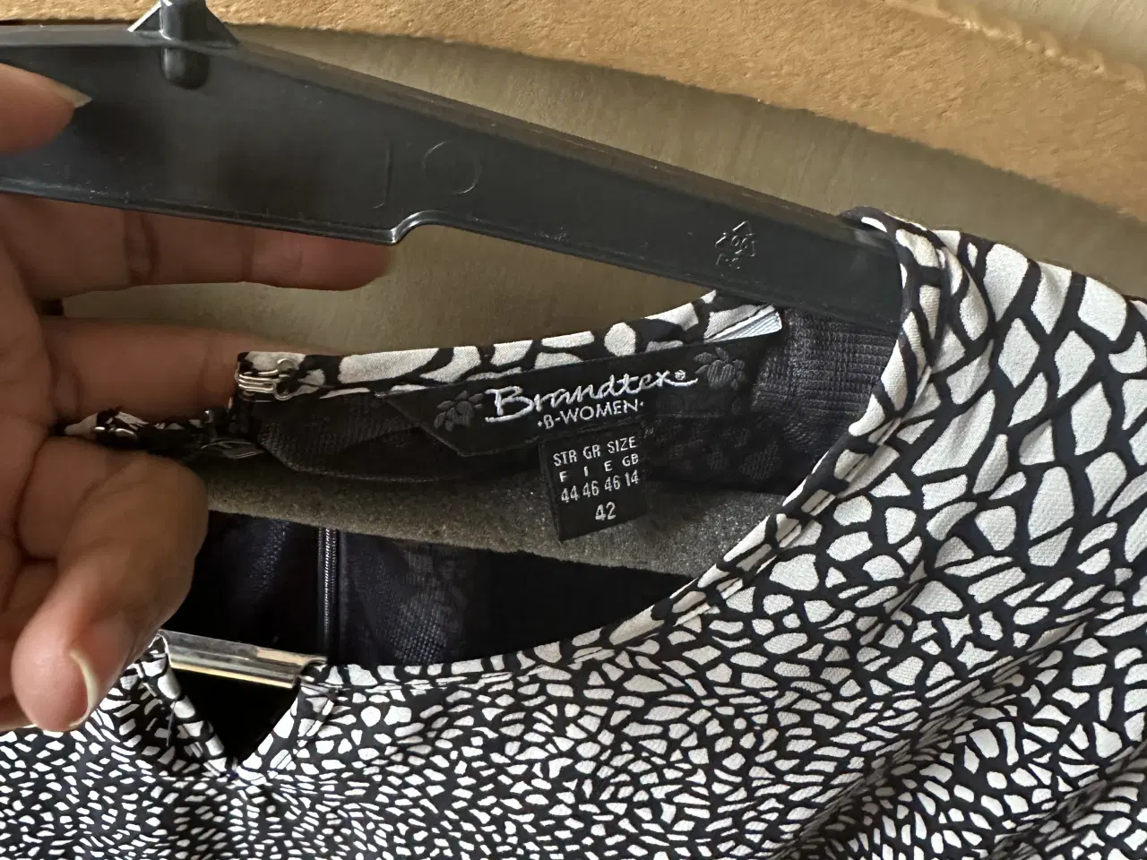 Billede 4 - Fin sæt nederdel og bluse