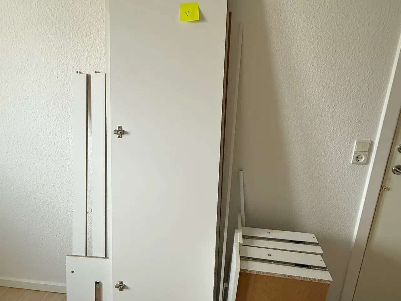 Billede 3 - Jysk Garderobeskab med skuffer, hylder og tøjbøjle