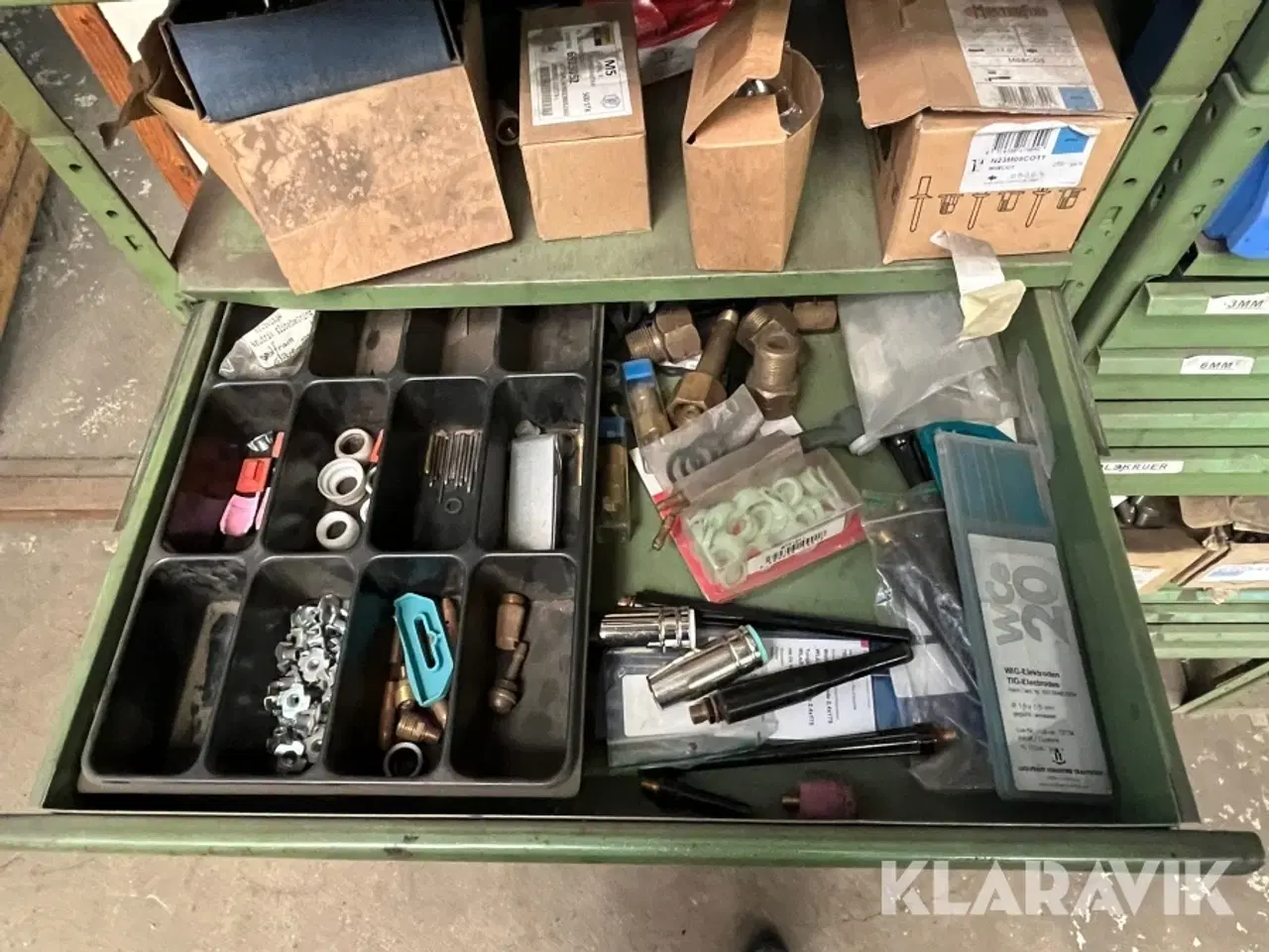 Billede 8 - Reoler med siderne bolte, møtrikker og skruer