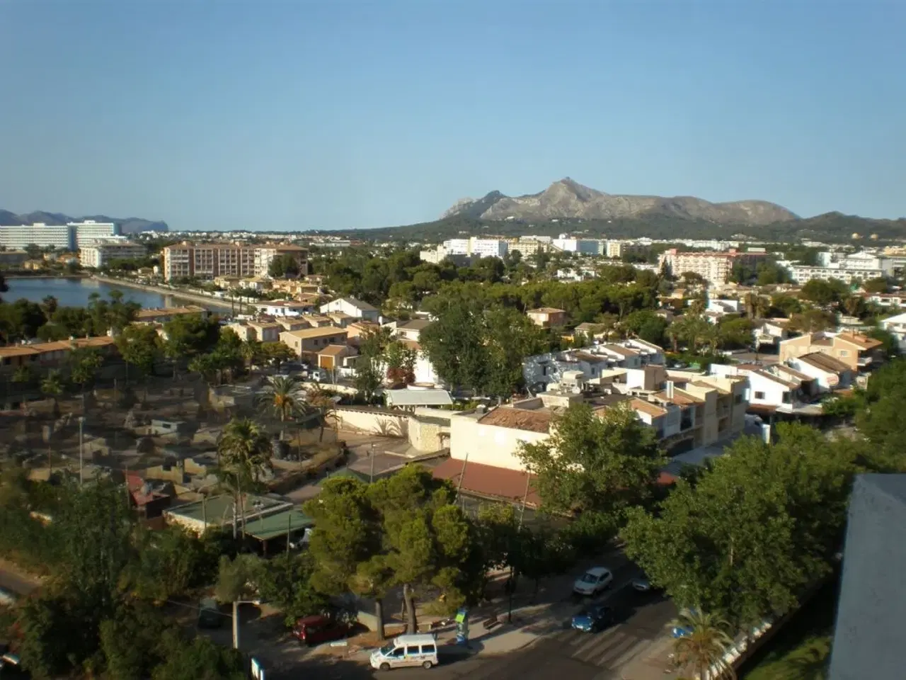 Billede 1 - Total renoveret byens bedste beliggenhed i ALCUDIA p� MALLORCA
ligger ud til Dollar Street som er �genavnet p� Avenida Pedro Mas i Reus, en gade der l�ber vinkelret p� havnen i Alc�dia.