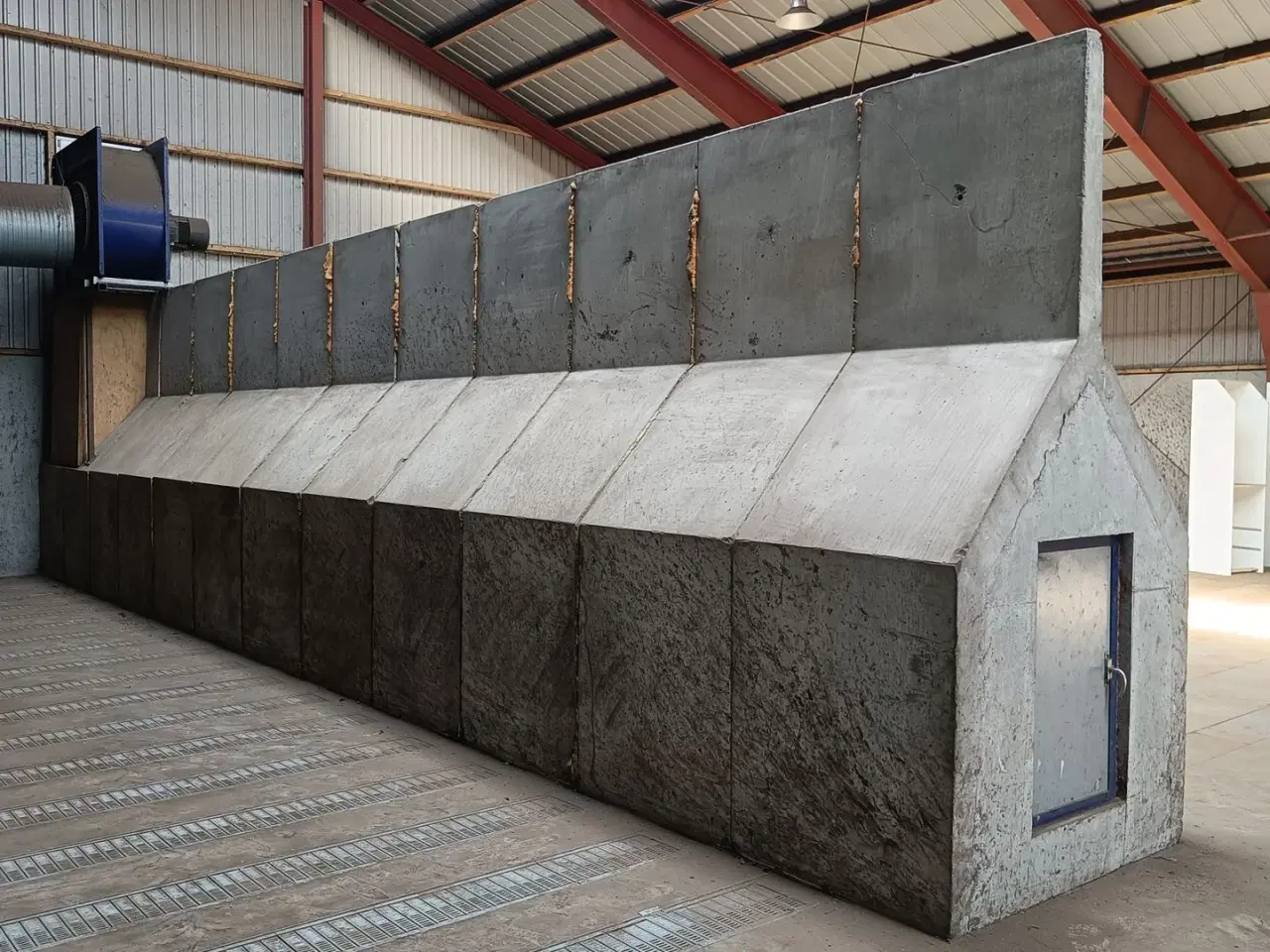 Billede 4 - - - - Hovedkanal beton Beton hovedkanal 3 m høj og 12 meter lang