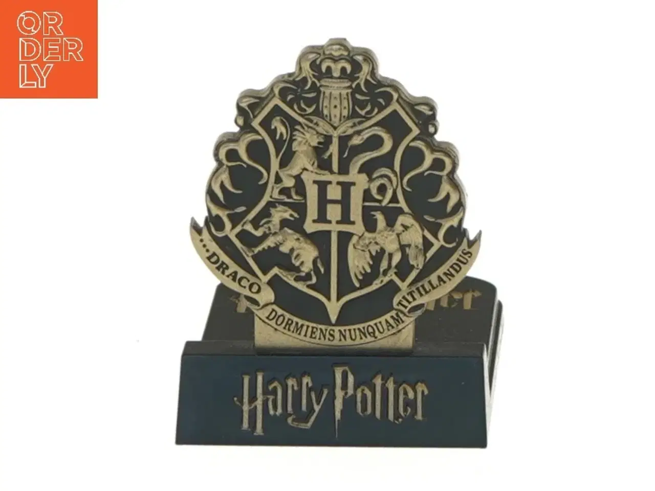 Billede 1 - Harry Potter emblematisk logo med stander til tryllestav (str. 6x7x8 cm)