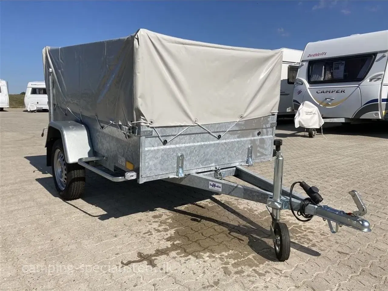 Billede 2 - 2024 - Selandia Boro Majster 7520U 500/750 kg   flot multi-multifunktionel trailer til have og andet hobby brug med gittersider, pressening. kan ses hos Camping-Specialisten