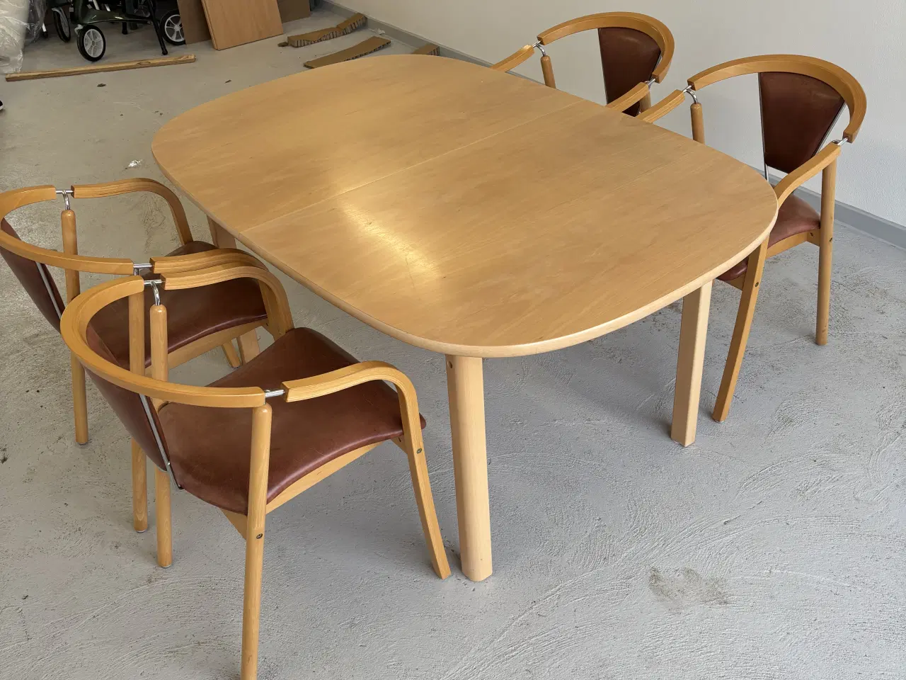 Billede 5 - Spisebord med 4 stole 