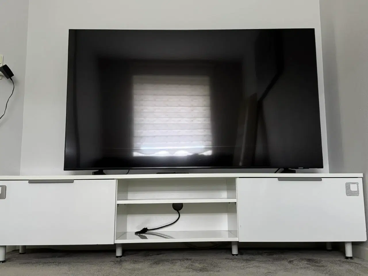 Billede 2 - Hvid TV bord med skuffe + reol