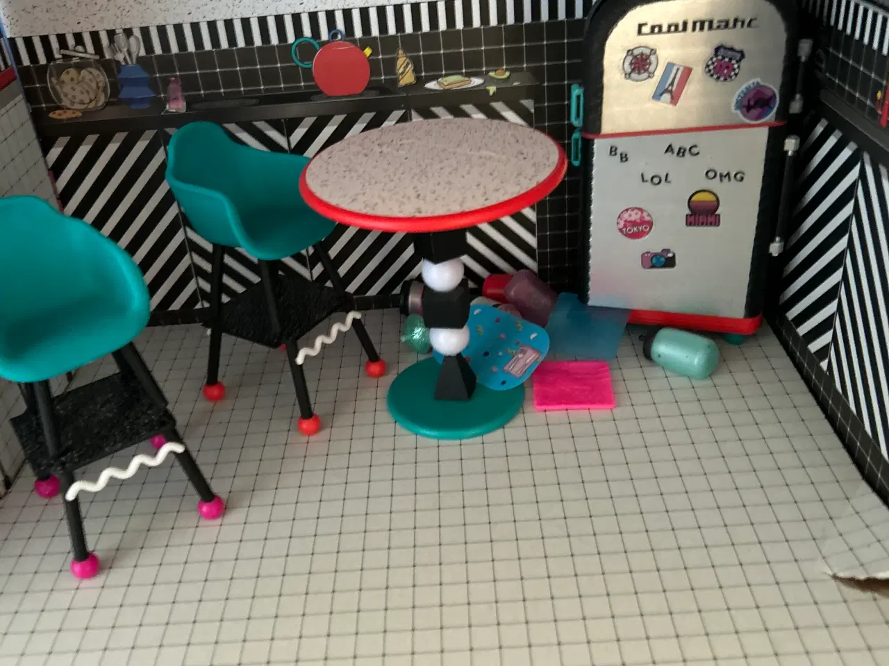Billede 6 - L.O.L. Surprise dukkehus med møbler
