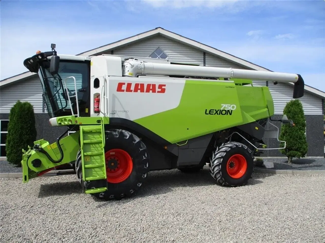 Billede 1 - CLAAS LEXION 750 Gårdmaskine med V900 skærebord.