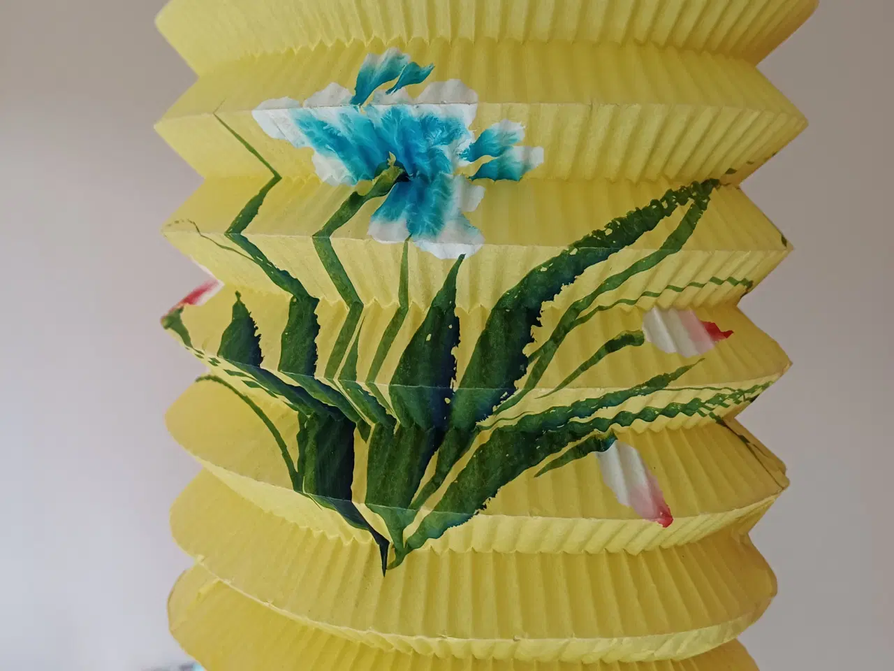 Billede 3 - Papirlanterne 5 stk., farvede med blomstermotiver