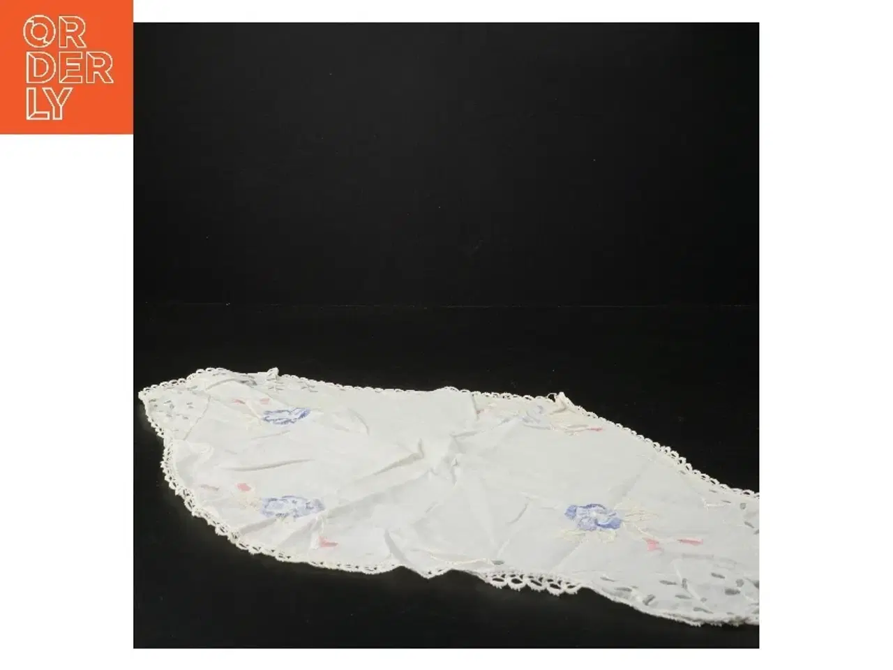 Billede 3 - Broderet dug (str. 48 x 30 cm)