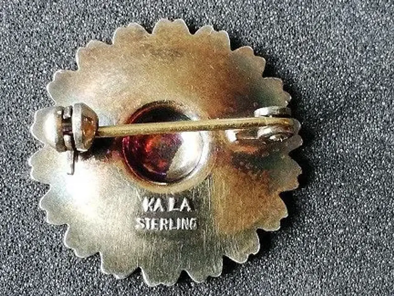 Billede 2 - Marguerit broche, KA LA, 2,5 cm i diameter
