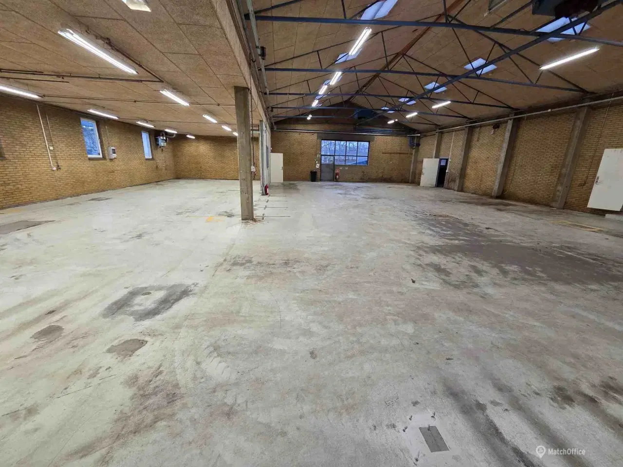 Billede 4 - Separat lagerhal med køkken og toilet