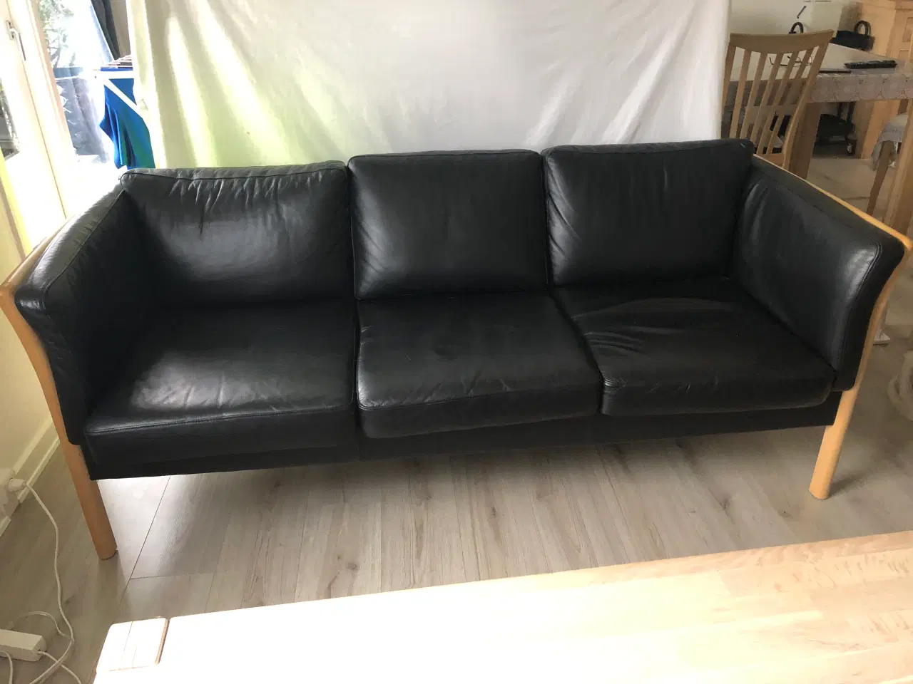 Billede 3 - 2-3 personers sofa i læder og 1 eg bord samlet