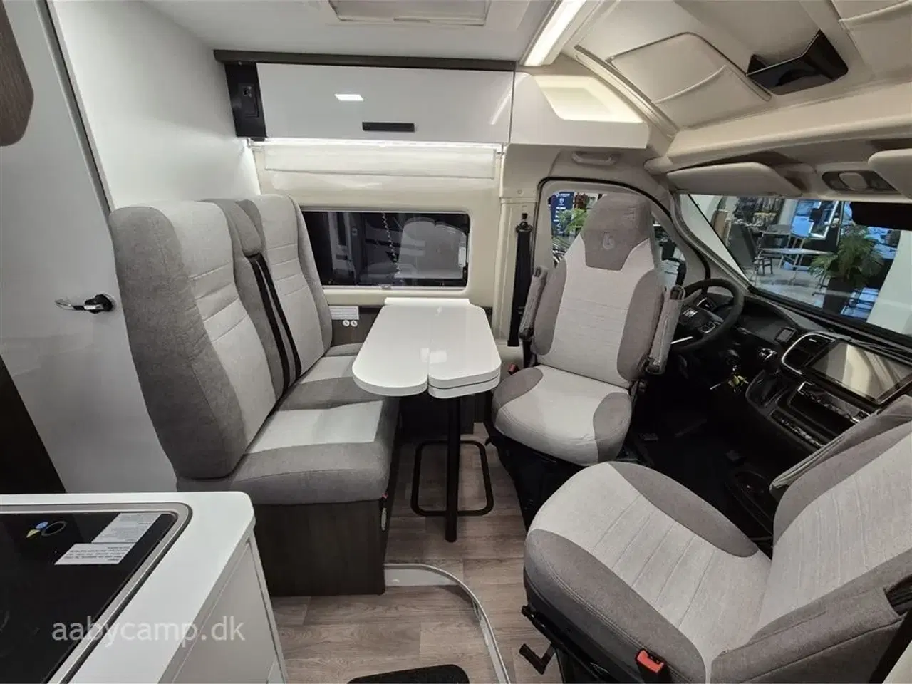 Billede 13 - 2026 - Benimar Benivan 160 PLUS   NK Pakke. Automatgear. 140Hk. 200W solcelle. Kompressor køleskab. Webasto Dieselvarme. Elektrisk indgangstrin. Metallak