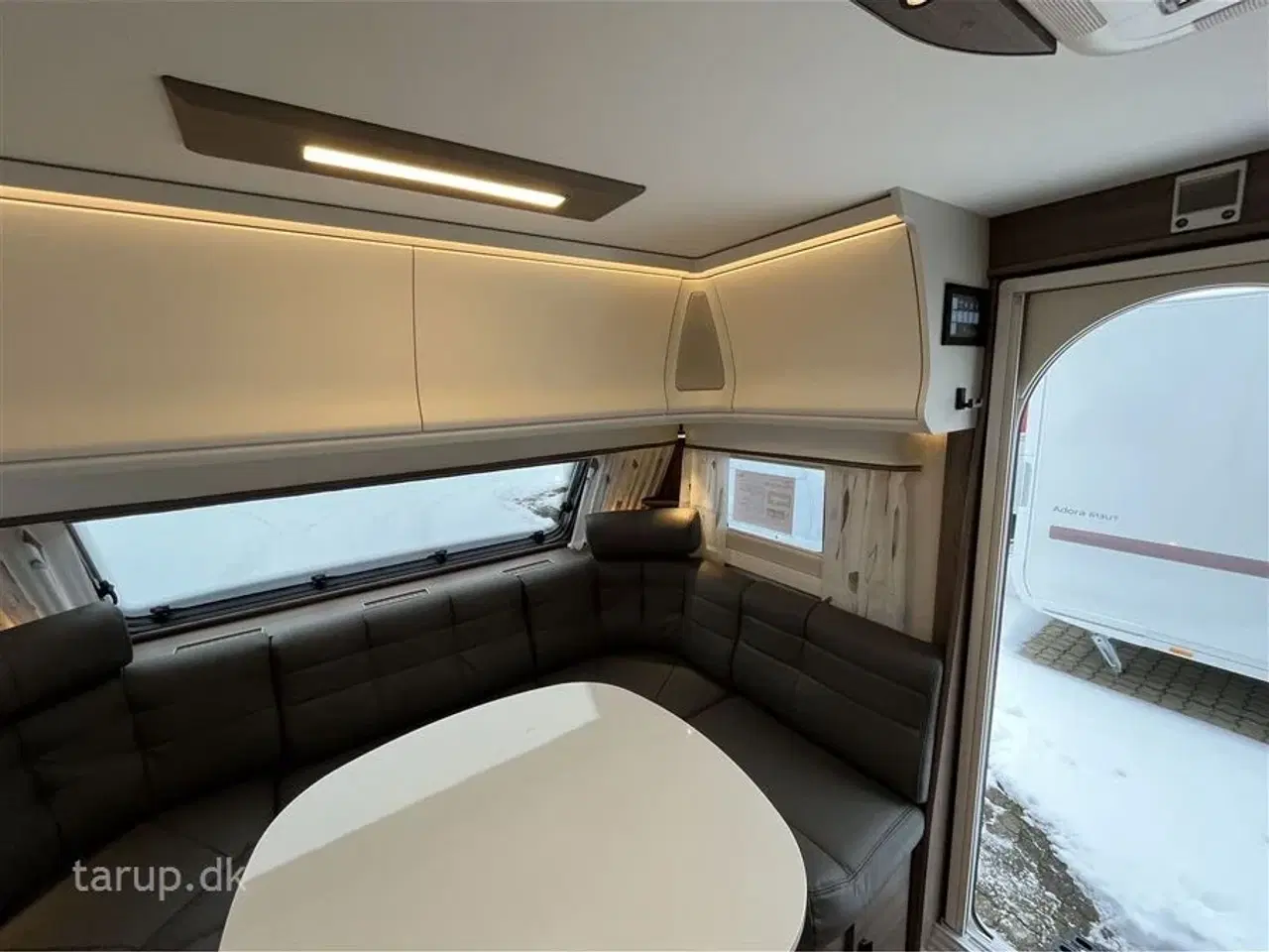 Billede 15 - 2026 - Kabe Ametist 560 GLE KS B2 PREMIUM LINE   enkeltsenge, udtræk til dobbeltseng, rundsiddegruppe i mørkegråt skind, ALDE centralvarme, vandbåren gulvvarme, stort kompressor køleskab