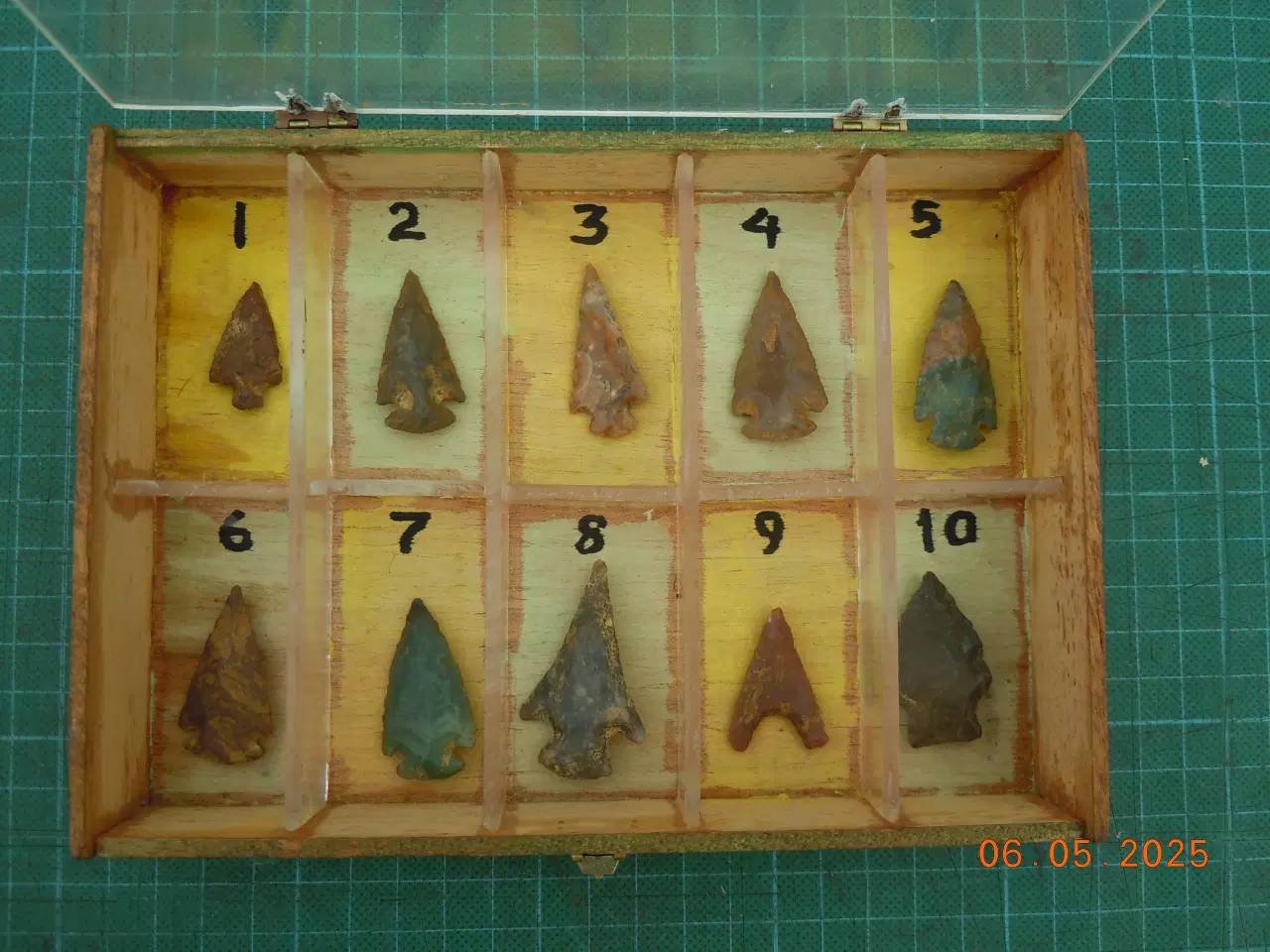Billede 1 - Flintepilespidser, 10 stk. i samlerkasse.