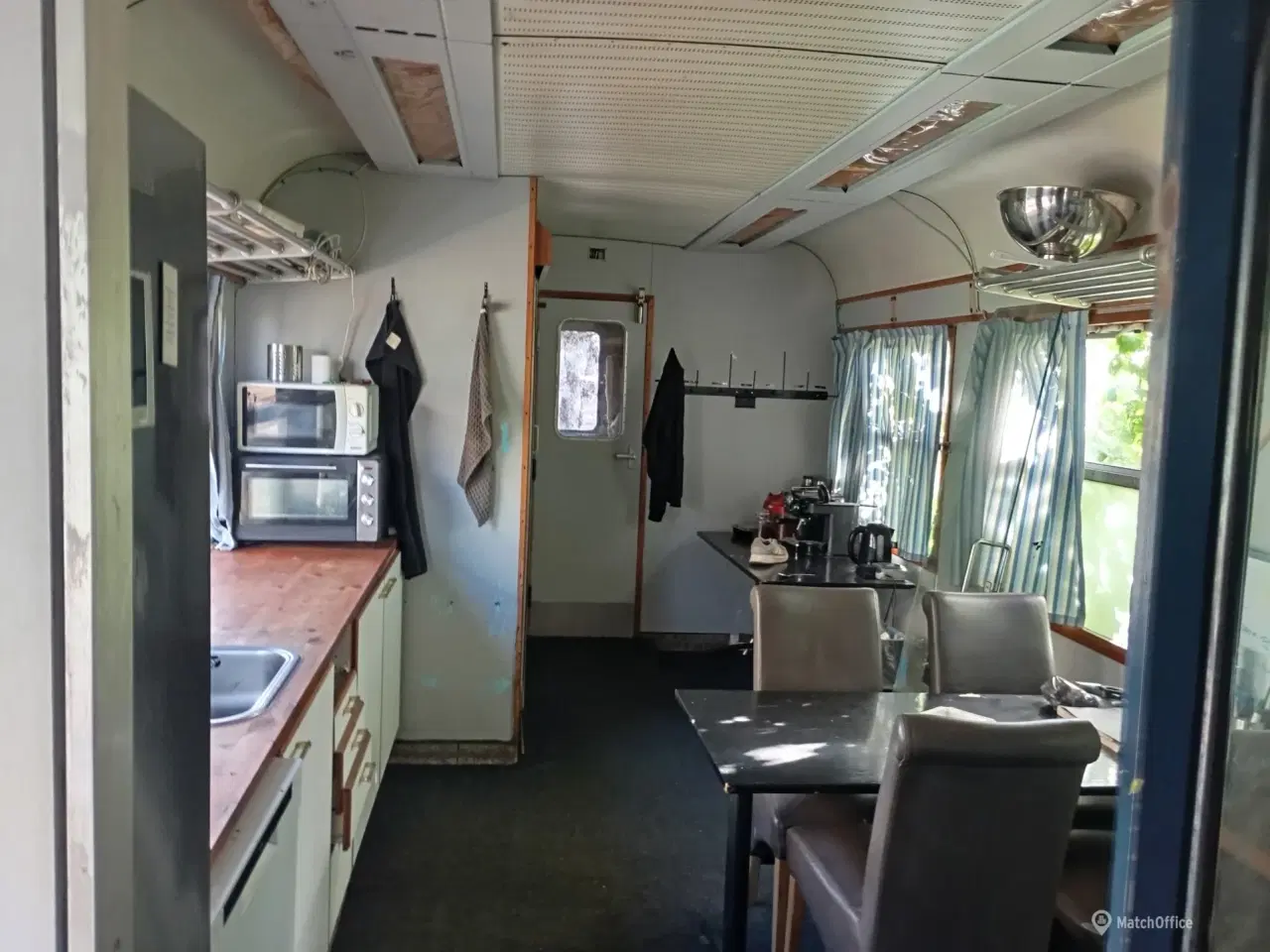 Billede 2 - Unikt værksted med lastbil grav. Tidligere lejer drev smede firma på adressen stbil grav. 100 m2 kontor grund ca 3000 m2.til leje på Jens Holms Vej 37.