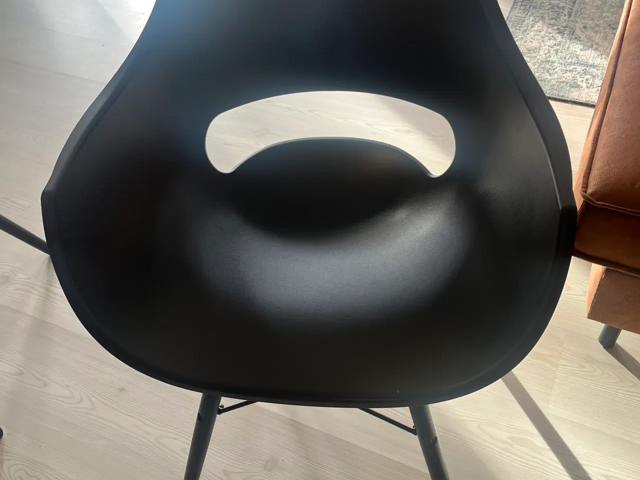 Billede 4 - Rundt spisebord med 6 ens stole