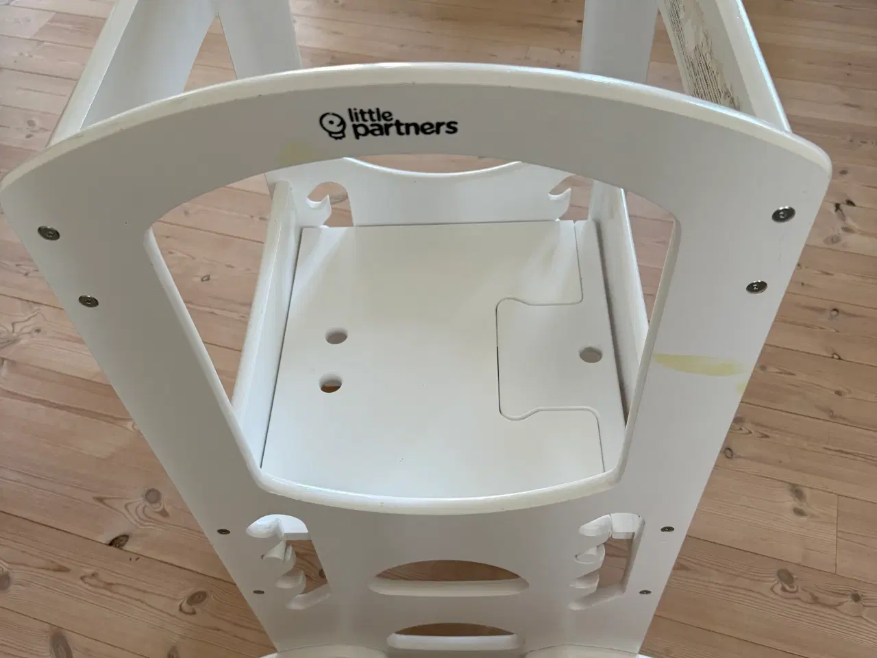 Billede 1 - Læringstårn når barnet skal være med i køkkenet