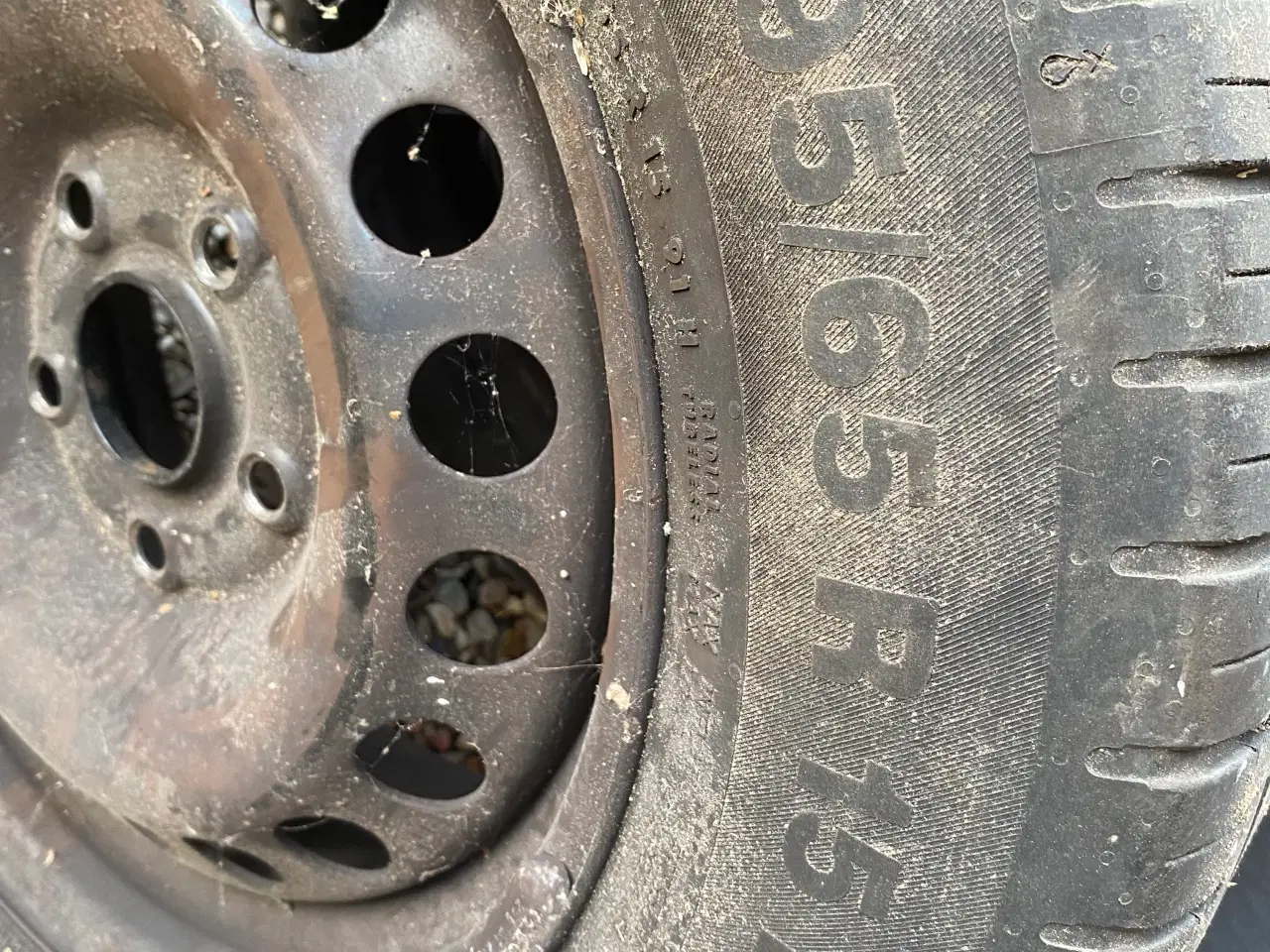 Billede 2 - Sommerdæk på fælg 4 stk, sælges kun fordi alufælge