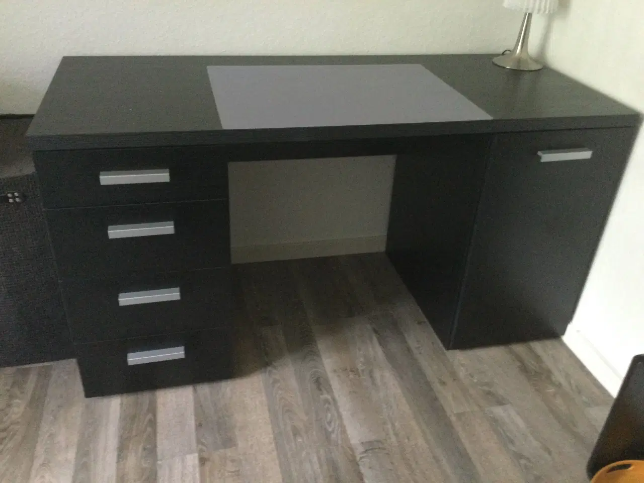 Billede 1 - Sort skrivebord med skuffer