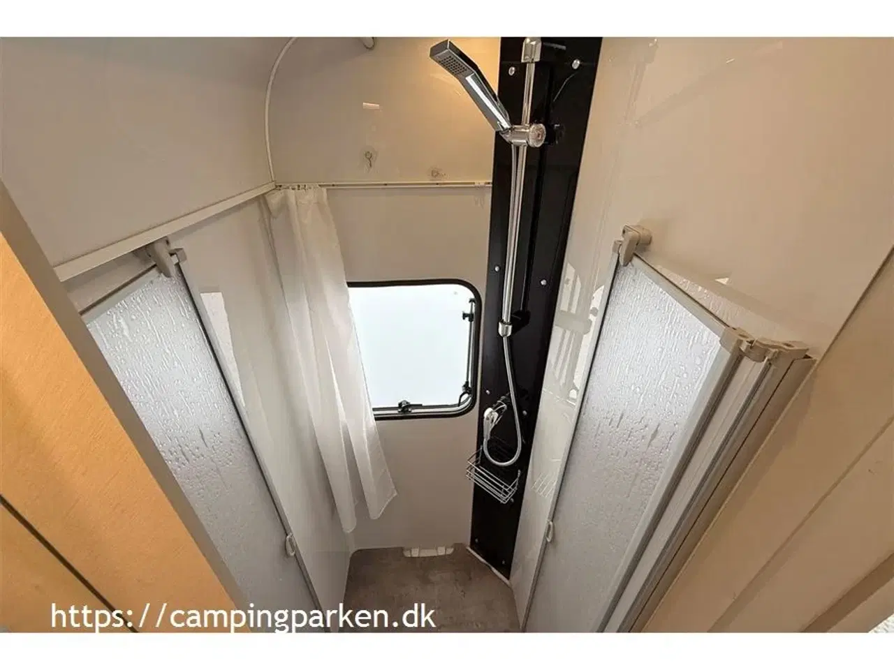 Billede 11 - 2022 - Dethleffs Trend T 7017 EB   Lave enkeltsenge og stort toiletrum i bagenden med brusekabine, 140hk, Euro6 motor