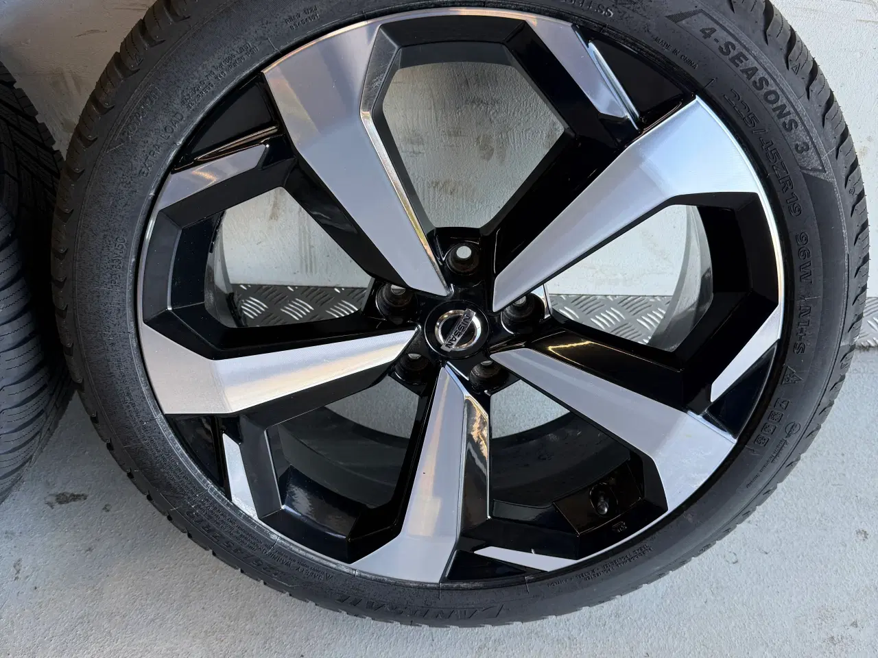 Billede 5 - Fine originale 19” Nissan alufælge med nye dæk