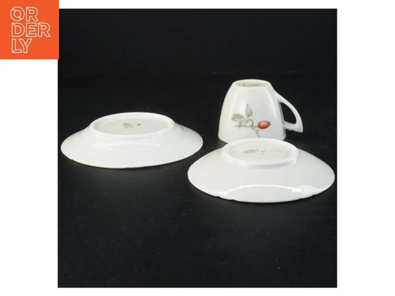 Billede 2 - Tekop med underkop og desserttallerken Hyben fra Bing Og Grøndal (str. Diameter 15 og en halv cm kop 6 xn 7 cm)