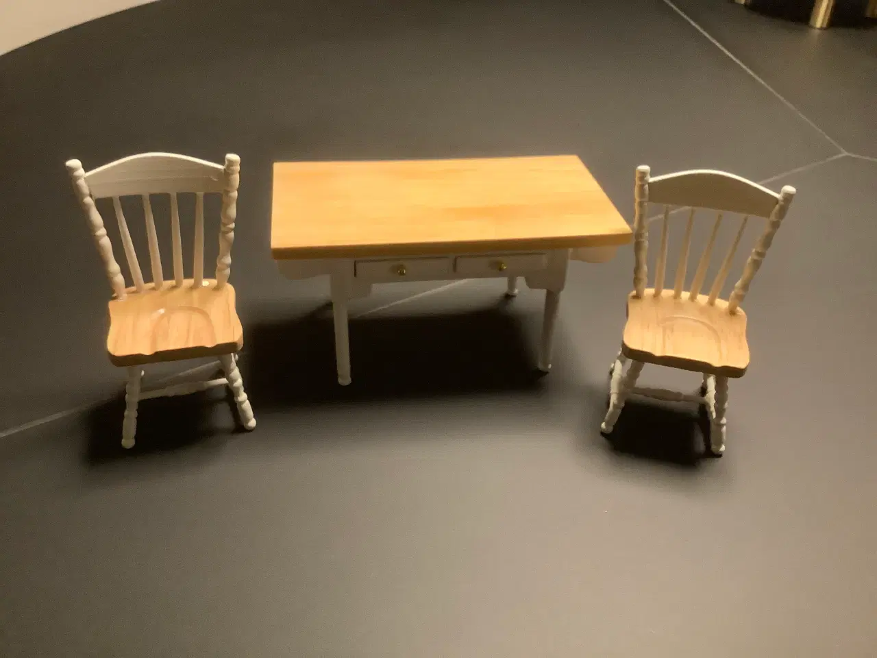 Billede 1 - Bord med skuffer og to stole