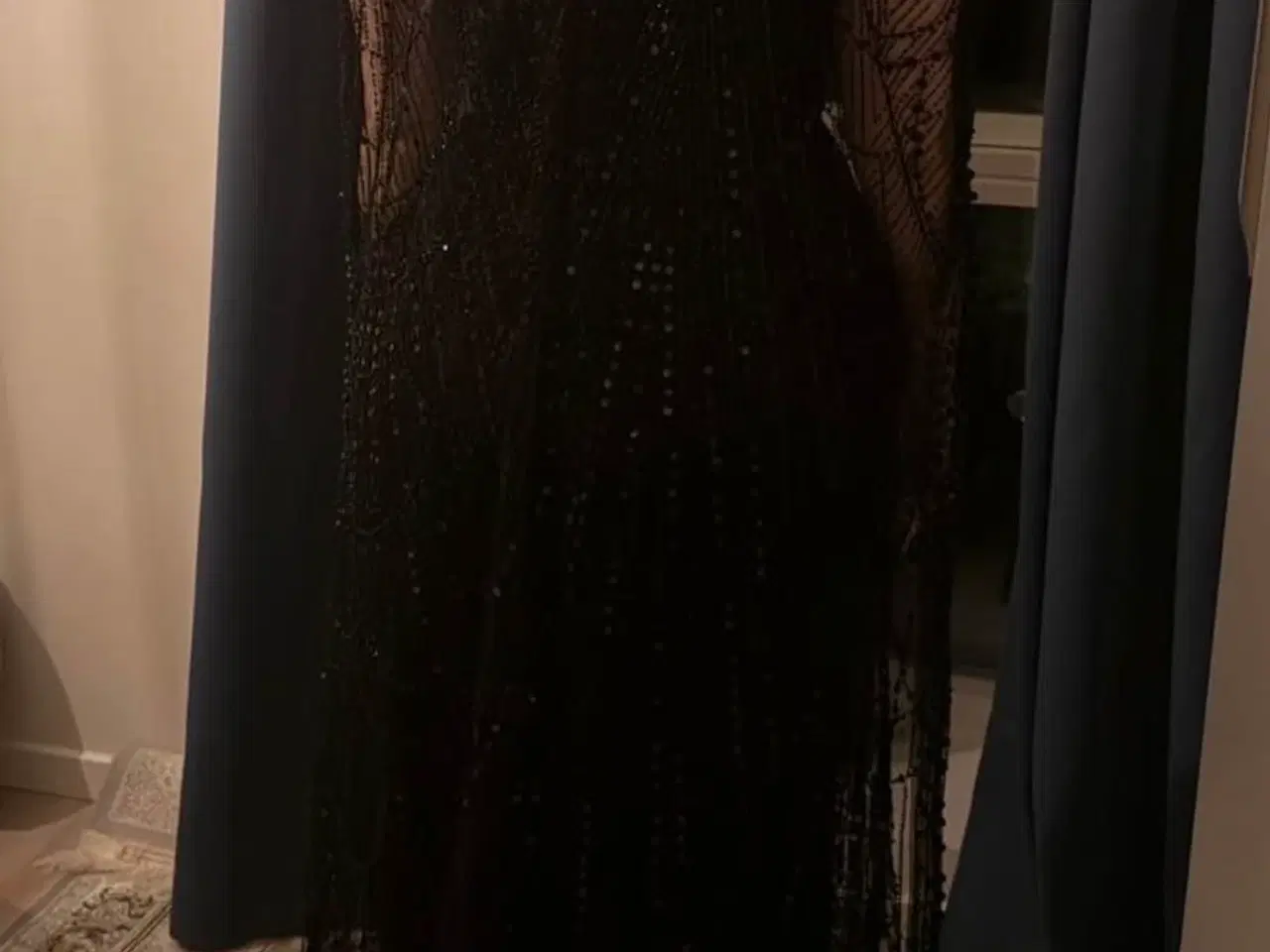 Billede 3 - Elegant sort maxi festkjoler som ny