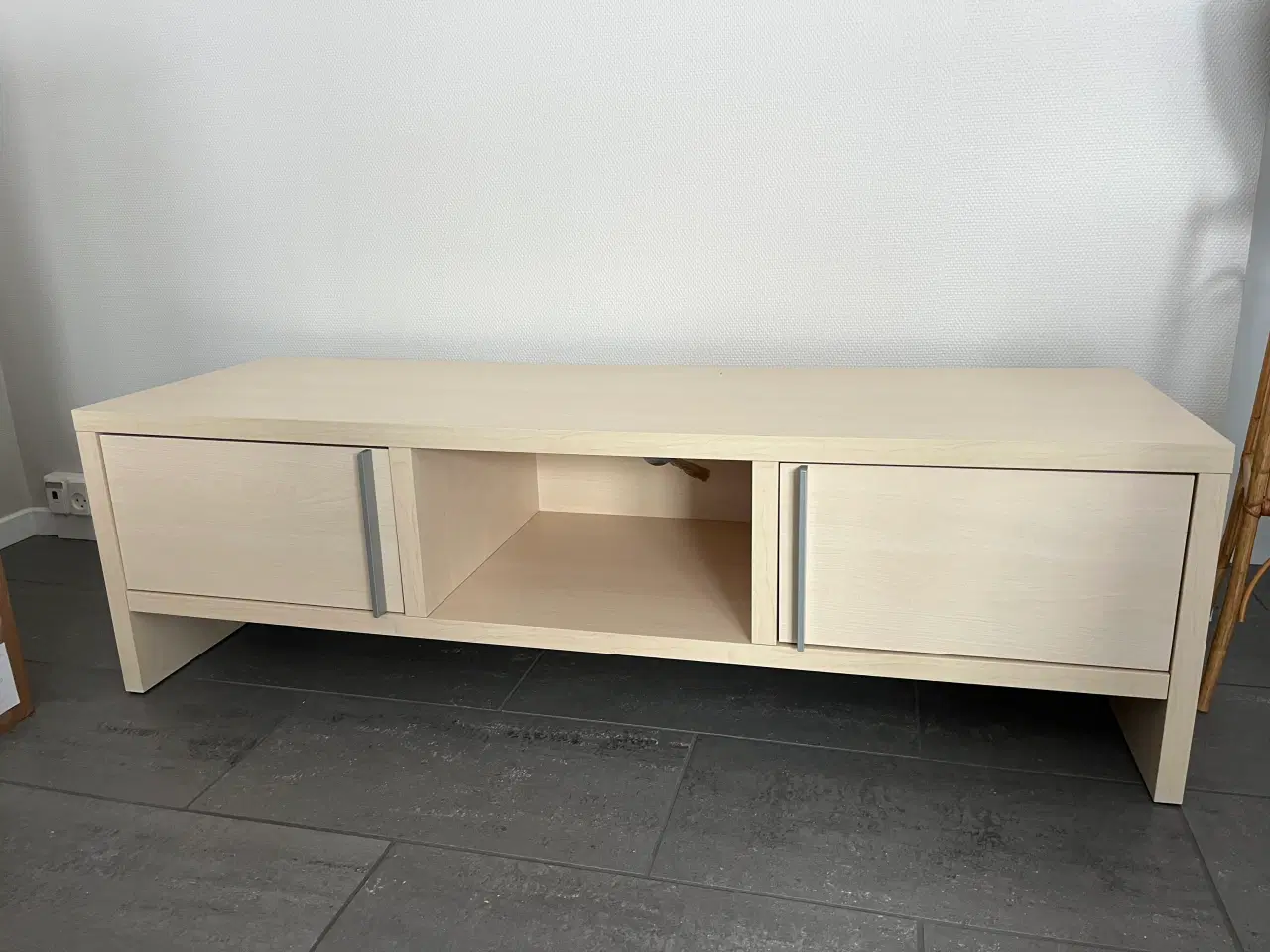 Billede 1 - Fin skænk med 2 låger