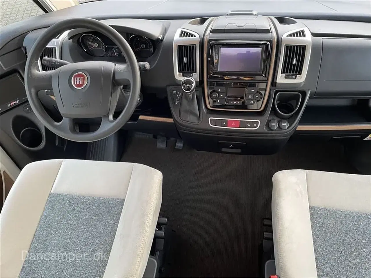 Billede 11 - 2020 - Carthago c-tourer I 144 LE   Fantastisk helintegreret autocamper. 9-trins automatgear, automatisk klimanlæg i førehuse, Multimediasystem inkl. navigation og DAB+