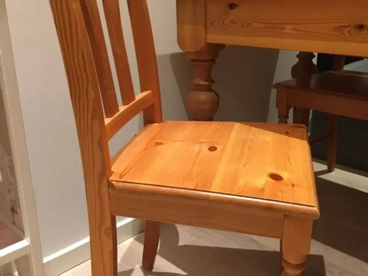 Billede 3 - Spisebordsstole - 2-4 stk. ønskes 