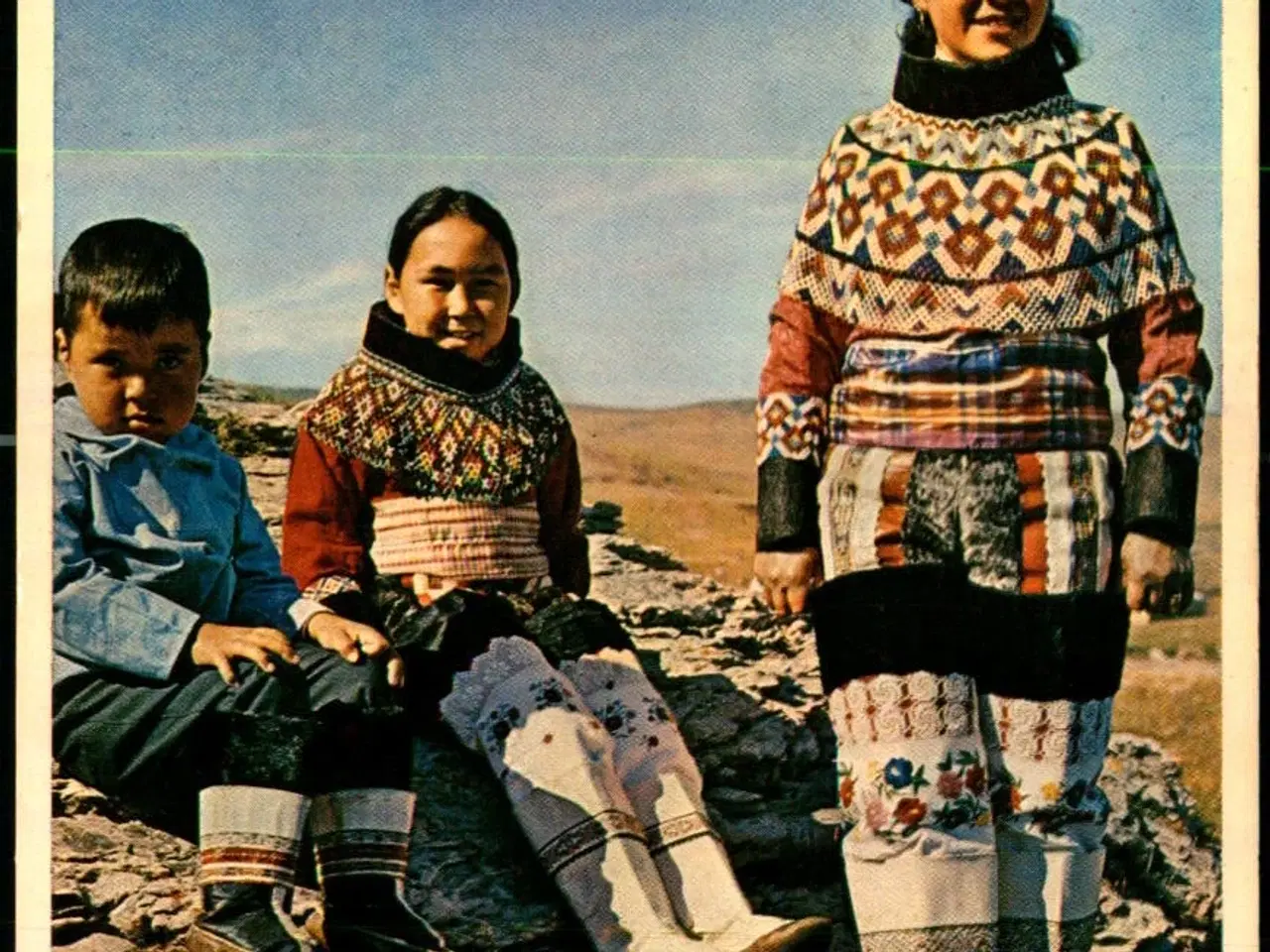 Billede 1 - Grønlændere i National  Dragter - Litnyndir u/n - Brugt