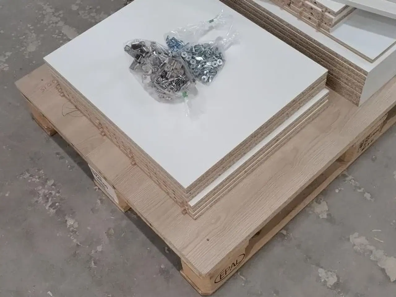 Billede 5 - 4 stk. usamlet underskabe H: 70,4 x B: 50 x D: 60,0 med låge og 4 hylder