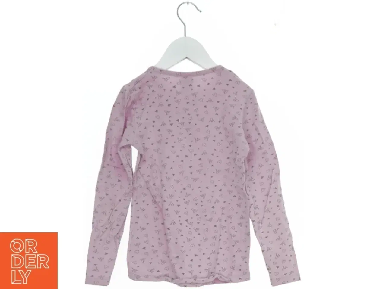 Billede 2 - Langærmet bluse med hjerteprint fra Friends (str. 122)