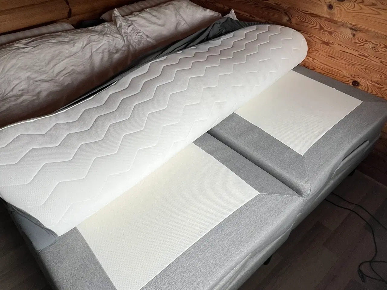 Billede 1 - Elevations senge med madras og latex topmadras 